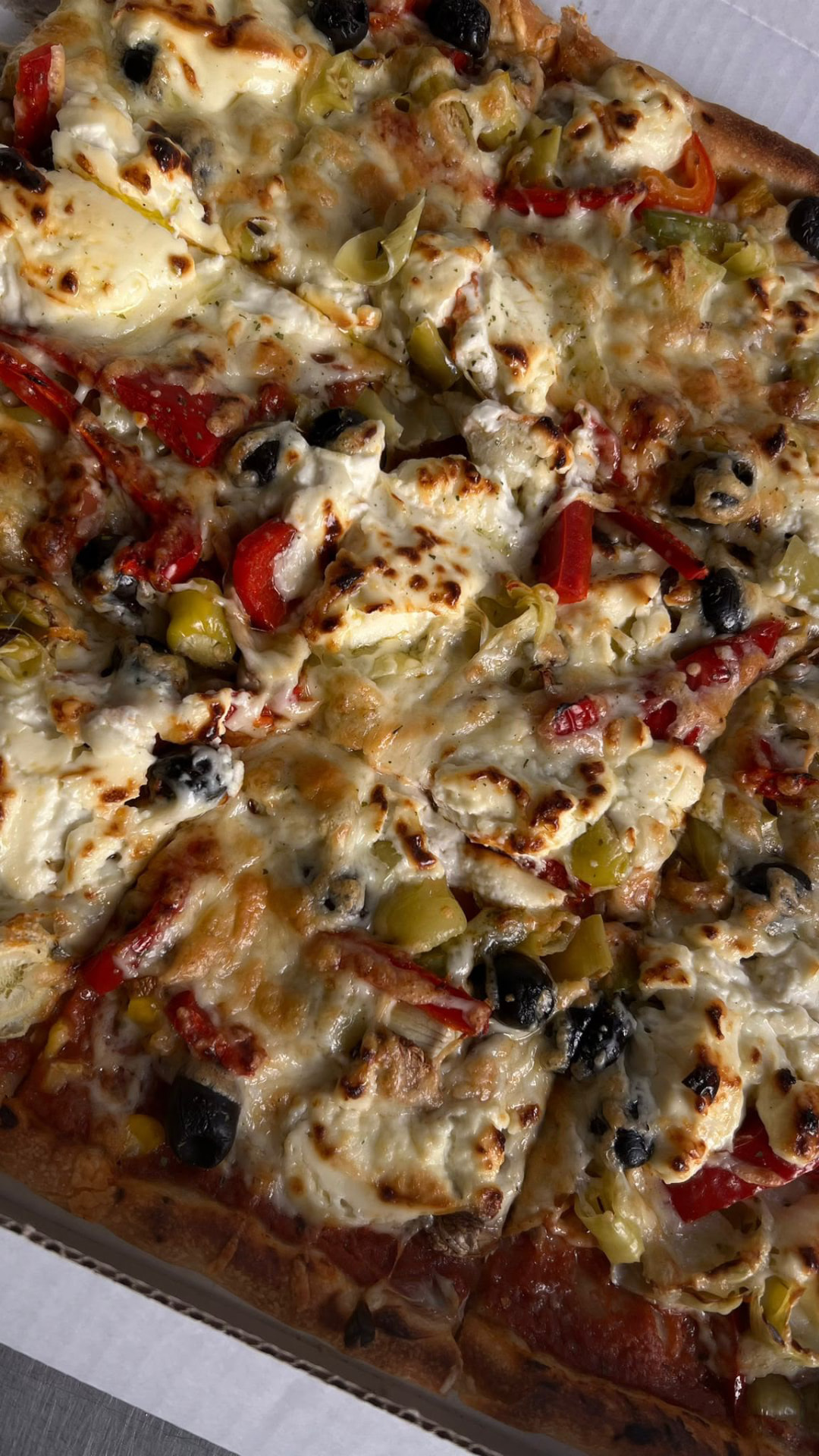 Pizza Spezial mit blubberndem geriebenem Käse