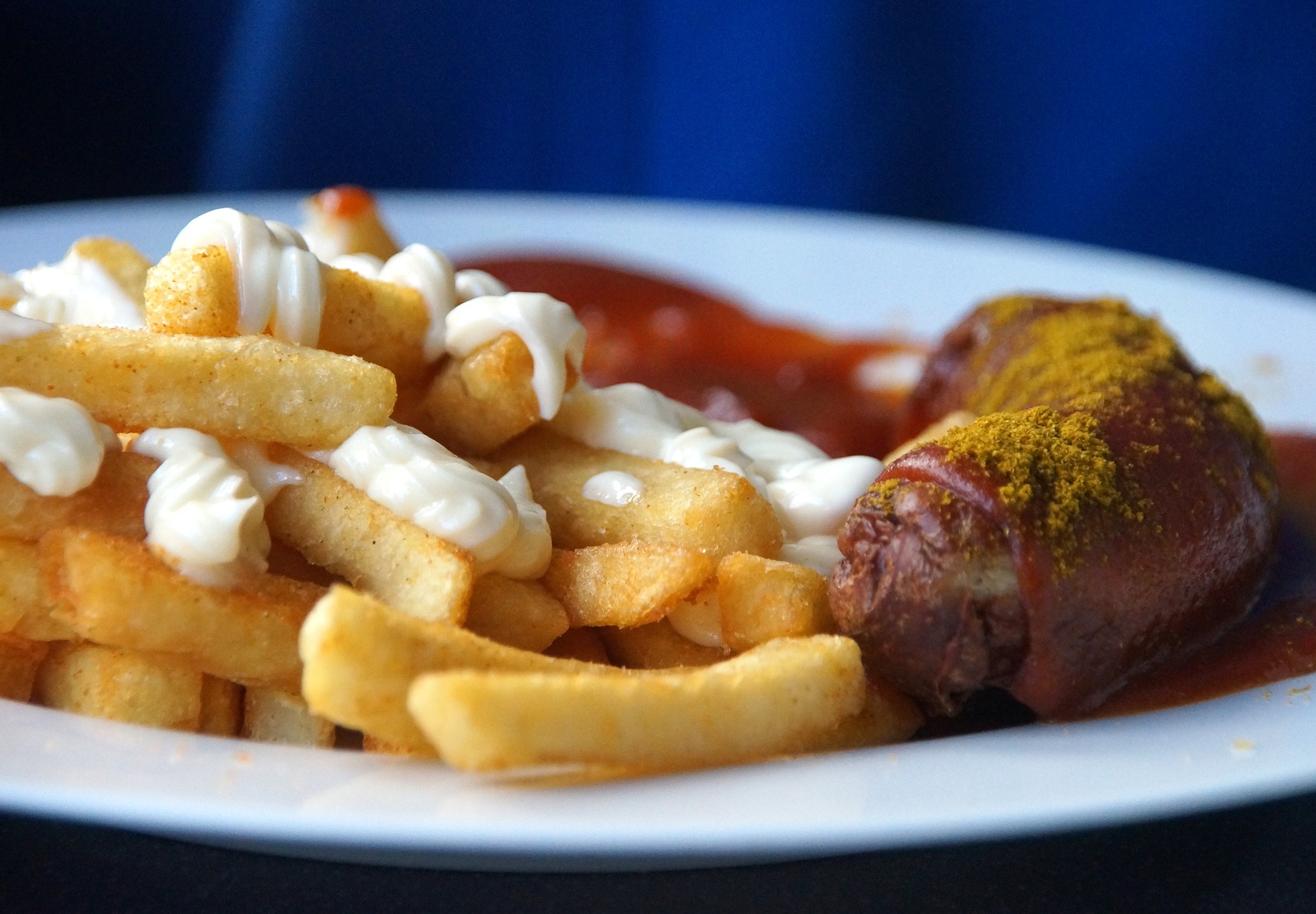 Currywurst mit Super Crunch Pommes